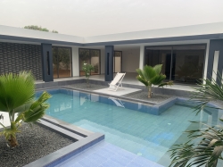  A vendre, à la Somone, en deuxième ligne de la lagune, une somptueuse villa de plain-pied sur un terrain de 1500 m2.